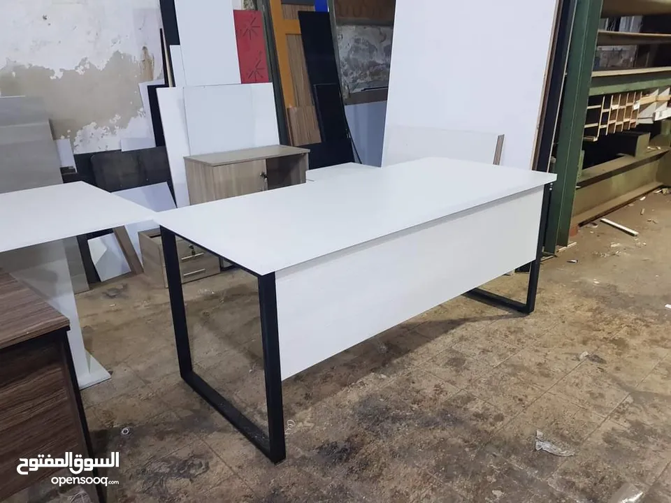 مكاتب مميزة  ارجل معدنية