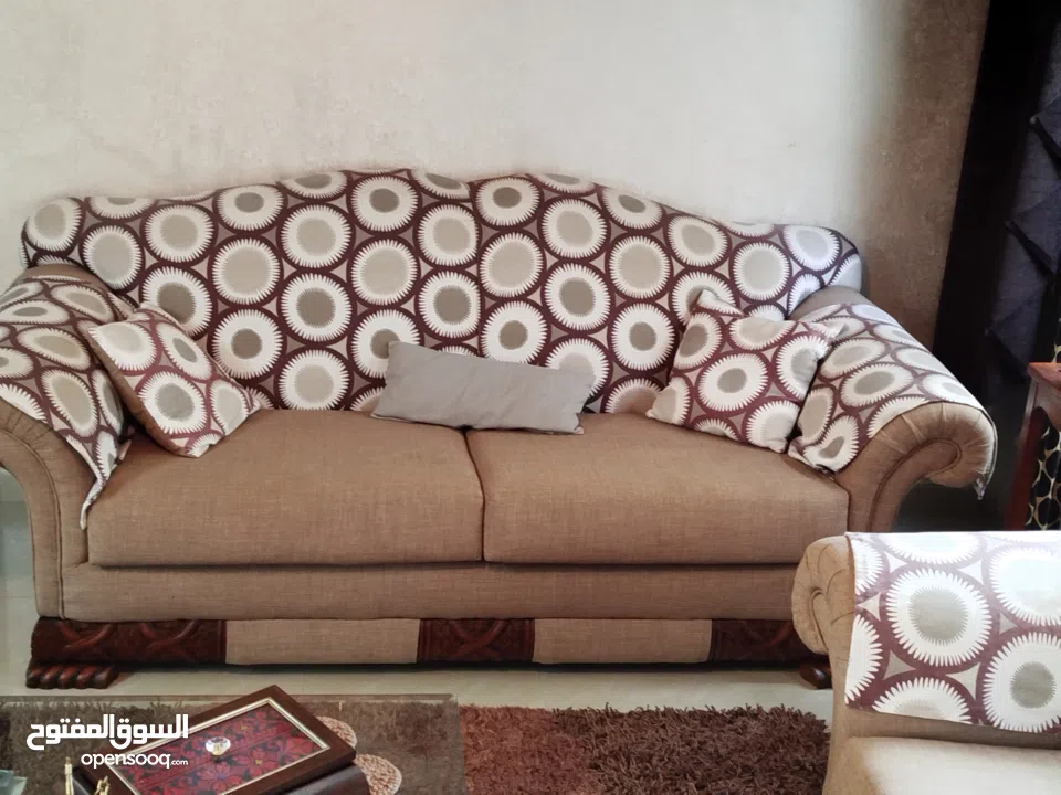 طقم صالون ضيوف معك طاوله وسط شبه جديد