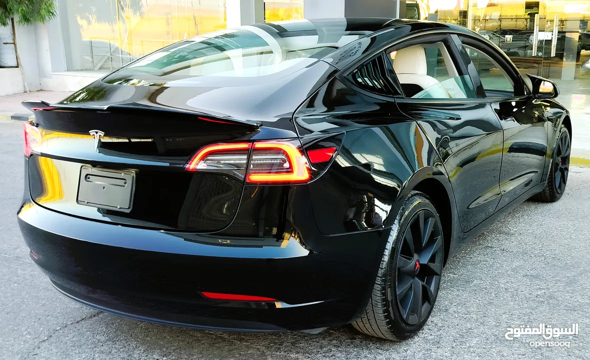 تيسلا 2023 model 3 فحص كامل اوتوسكور لون اسود ملوكي داخلي ابيض بحالة الوكالة للبيع بسعر لقطة ومحرووق