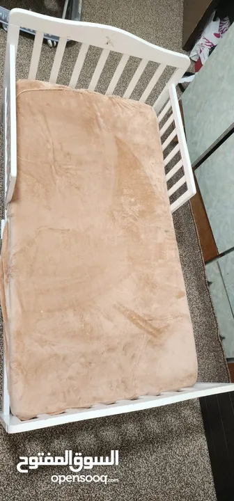 للبيع تخت أطفال خشبي أنيق تخت خشب أبيض مع فرشة مريحة، تصميم عملي وآمن للأطفال.