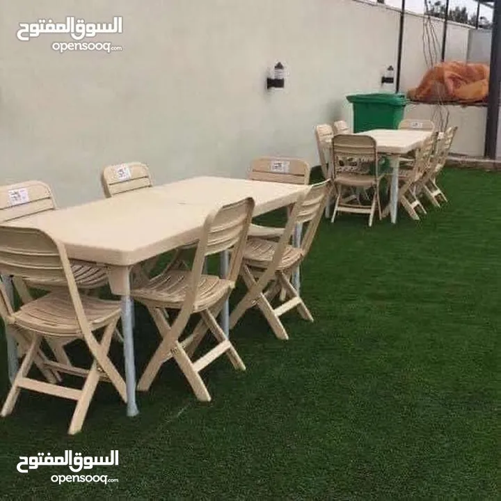 طاولة طوي خارجية وكراسي مناسبة للرحل