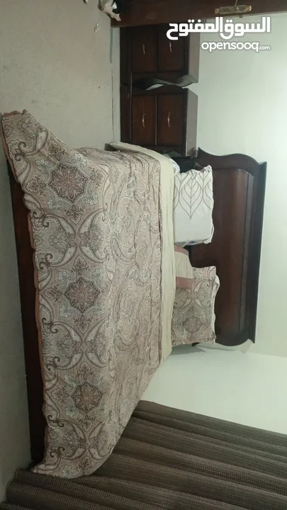 غرفة نوم للبيع بحاله ممتازه مكونه من خزانه اكبر مقاس وتخت اكبر مقاس و2 كومدينا وملحق وتسريحه كبيره