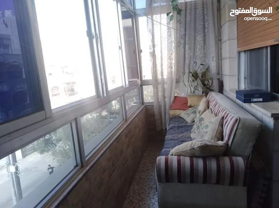 سكن مشترك للبنات فقط- شاغر لبنت طالبة او موظفة في غرفة ثنائية حي الجامعة الاردنية