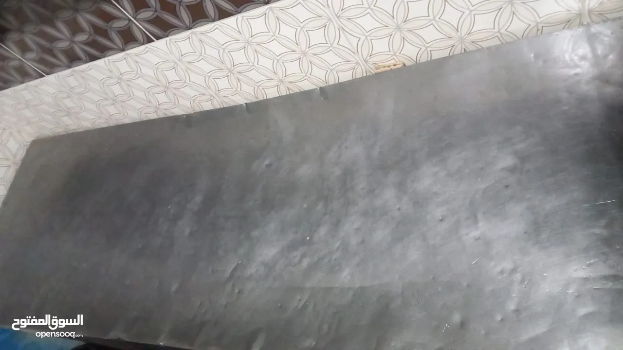 مجلى ستيلس ثقيل صناعي  ثلاجة بحاجه الى مروحة  طاوله ستيلس  غاز عين وحدة كانون كبير طول مترين عرض 40س