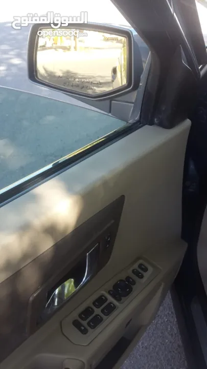 سيارة كاديلاك نوع SRX موديل 2006 بحالة جيدة جداً تتميز بداخلية نظيفة جداً