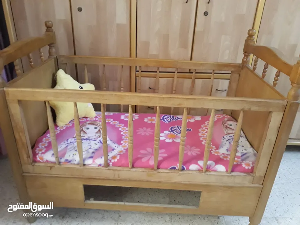 تخت أطفال زان للبيع إلى عمر 5 سنوات.........................................................