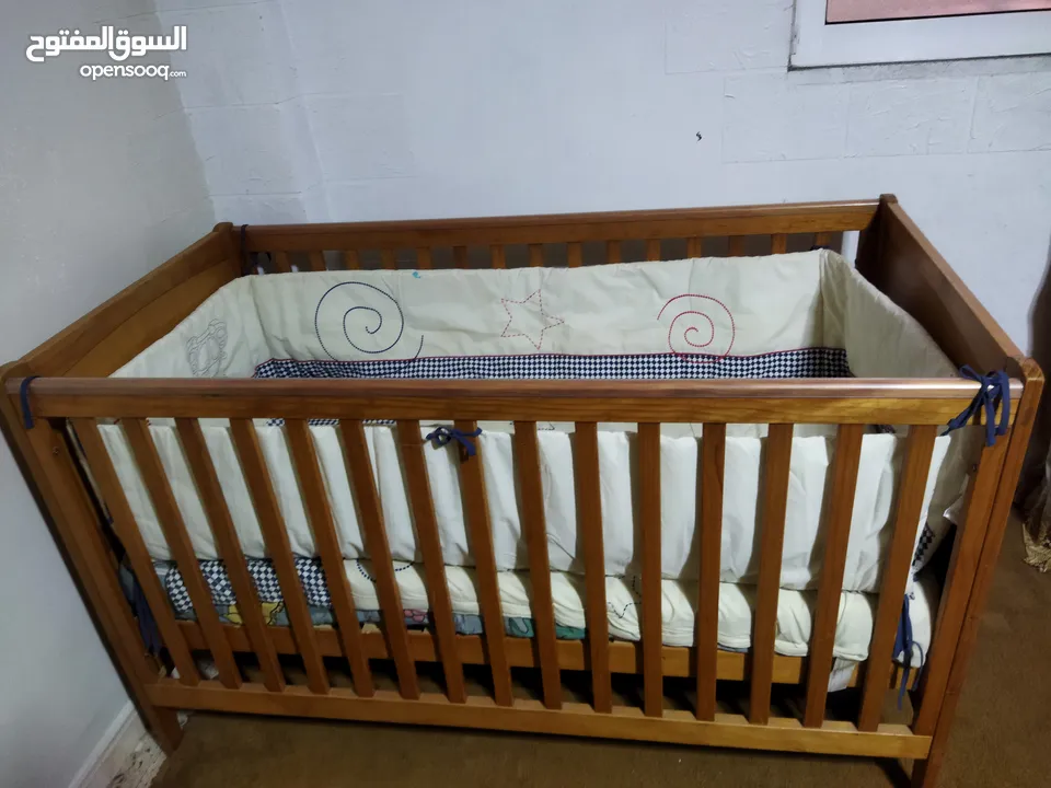 سرير اطفال ماركة  Mothercare  صناعة بريطانيه    أبعاده  140 *70*88