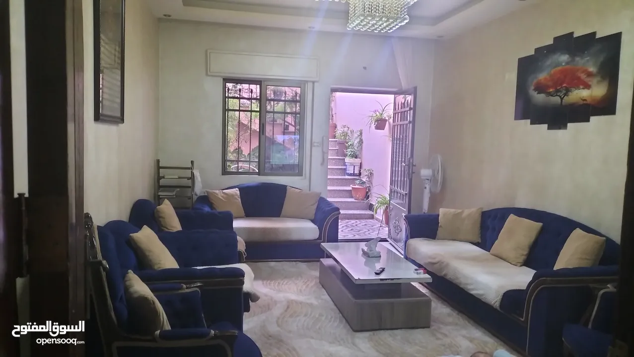 منزل مكون من 3غرف نوم و3 حمامات واحده ماستر وصاله وصالون  وحديقه عدد 2
