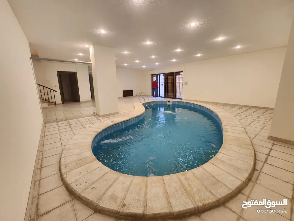فيلا متلاصقة فارغة في عبدون للبيع أو للإيجار  ref : 14341