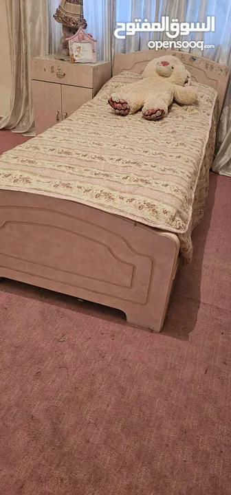 تخت مفرد مع طاوله سفره و6 كراسي