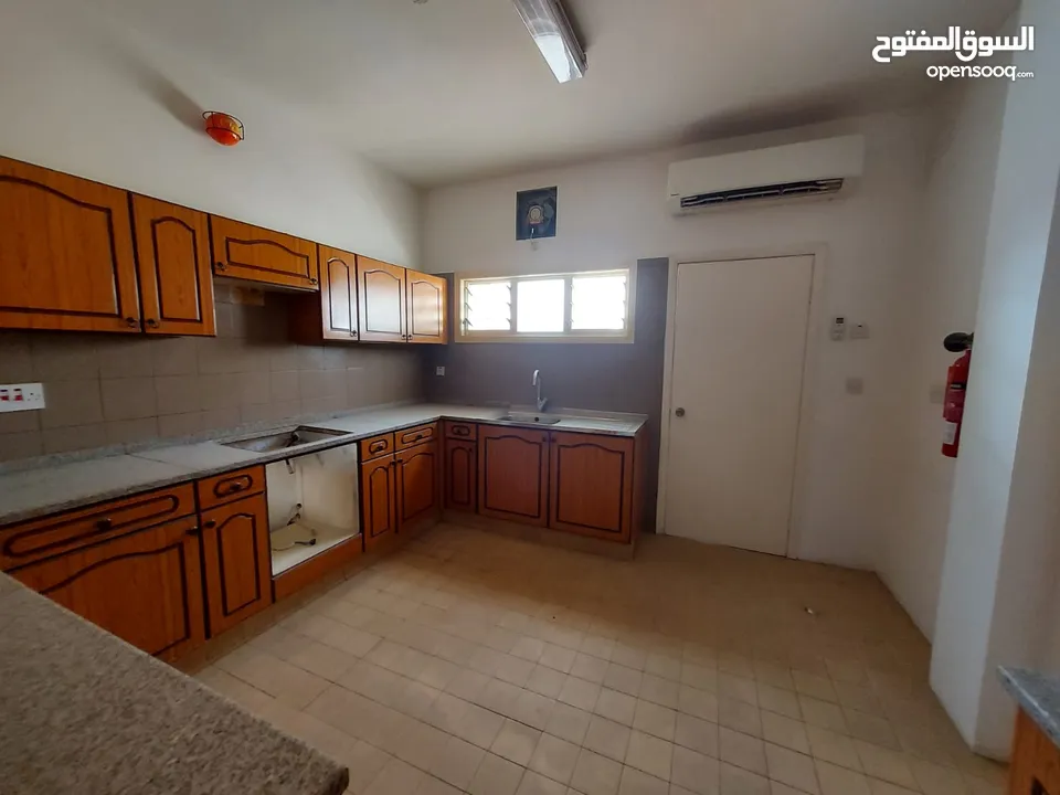 3 Bedrooms Duplex apartment for Rent in Ruwi REF:890R