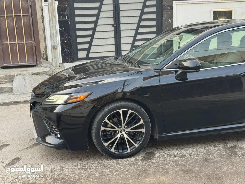 Toyota Camry  2018 SEبلس  لون اسود رقم بغداد  محرك اربعه سلندر 2500