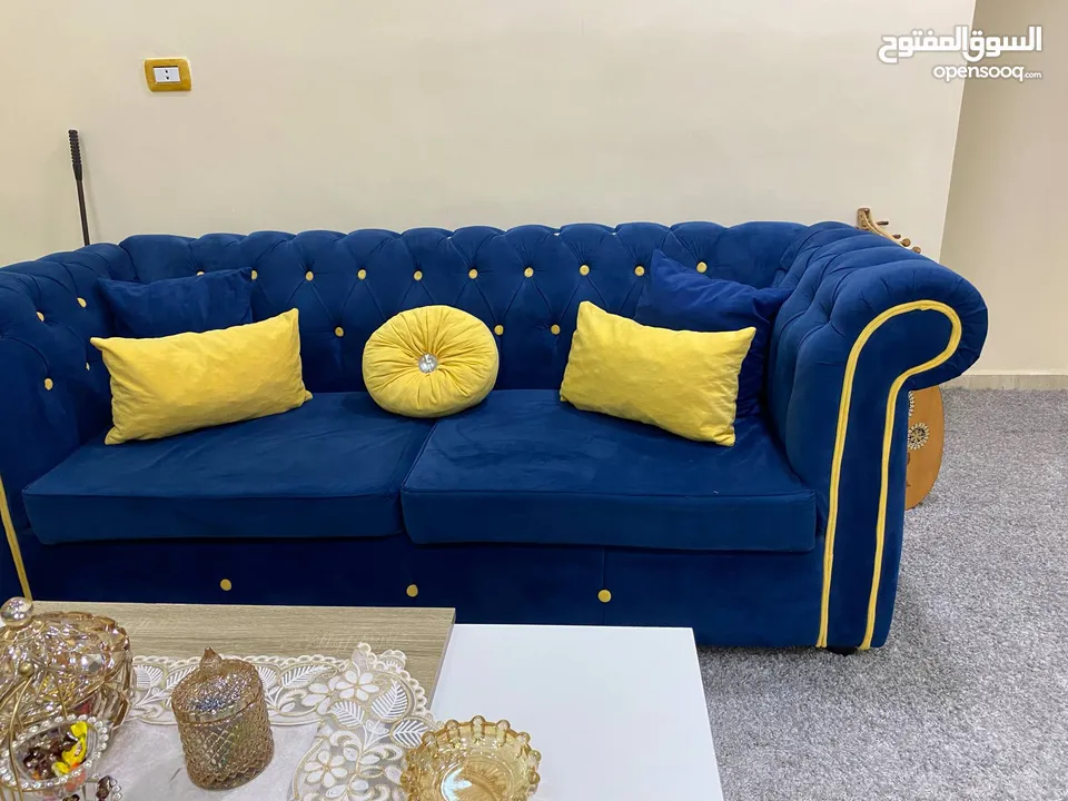 طقم كنب تفصيل خشب سويد شبه جديد