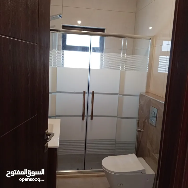 طريق المطار لم تسكن سوبر ديلوكس شقه فارغه للايجار + 240 متر 5 غرف نوم ـ 2 ماستر