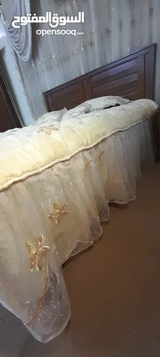 طقم سفرة / طقم كنب ضيوف/ كيزر ماء( سخان ) / مكيف 2 طن/ مفرش تخت وبرداية طقم/ قلاية كهربائية / طاولات
