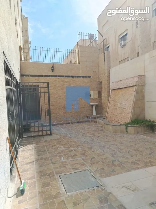 شقة مميزة للبيع في أم أذينة 200م مع حديقة وترسات 100م تشطيب سوبر ديلوكس بسعر مغري