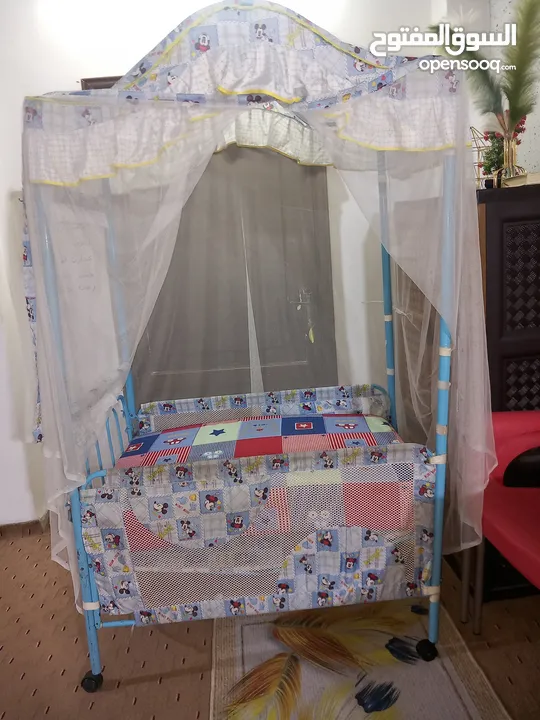 سرير اطفال مع فرشة للبيع استعمال سنه فقط جديد
