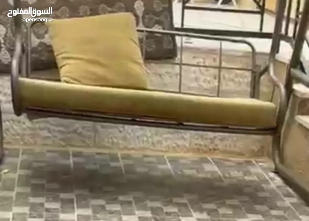 كنب للحديقة او البلكونه نضيف ومرتب مع مرجيحه وخيمه