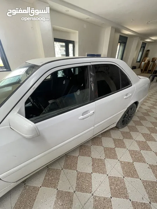 مرسيدس شبابية W202 / C220 1996 سيارة مصروفها ؟؟ — ممتاز جدا  / لون ابيض سادة