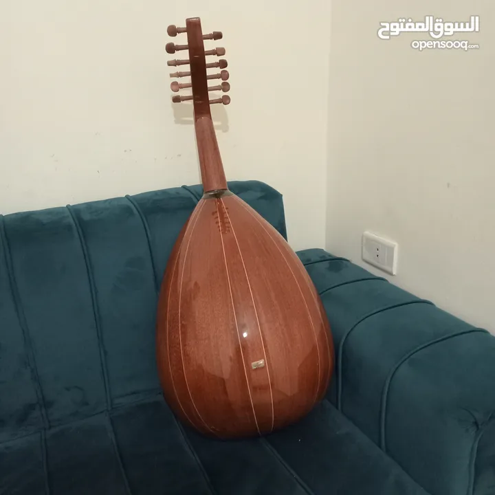 عود زرياب مع شنطه تبعه و ريشتين .