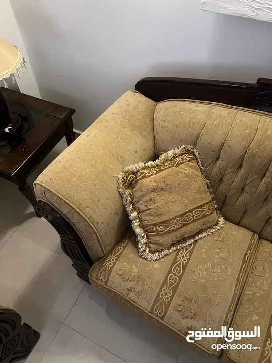 طقم كنب نظيف 9 اماكن مكون من ثلاثيه عدد1 وثنائية عدد 2 ومفرده عدد 2 للبيع المستعجل
