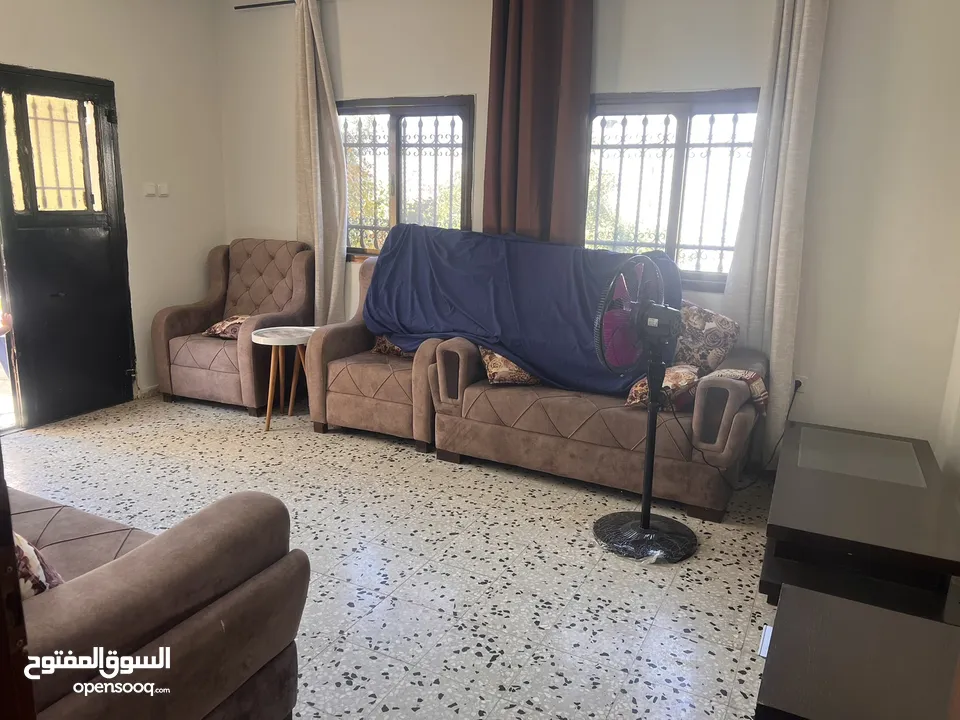 منزل طابقين متاح طابق ارضي  مدخل مشترك للطابقين غير شامل اي خدمات اضافية