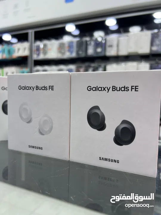 Samsung Buds FE ( NEW ) سماعات سامسونج الاصلية بودز اف اي جديدة مسكرة  متوفرة باللون الابيض و الاسود