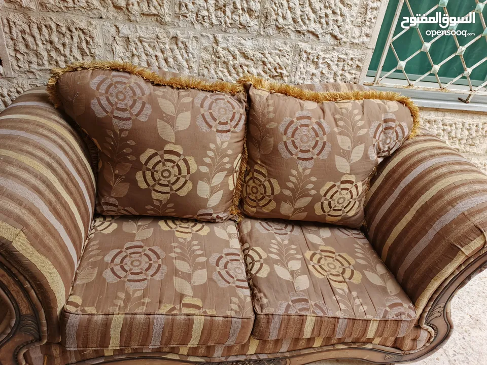 كنب كلاسيك للبيع من اربع قطع مناسب لصالون ومناسب غرفة جلوس ومناسب لغرفه ضيوف خشب اوزان ابيض