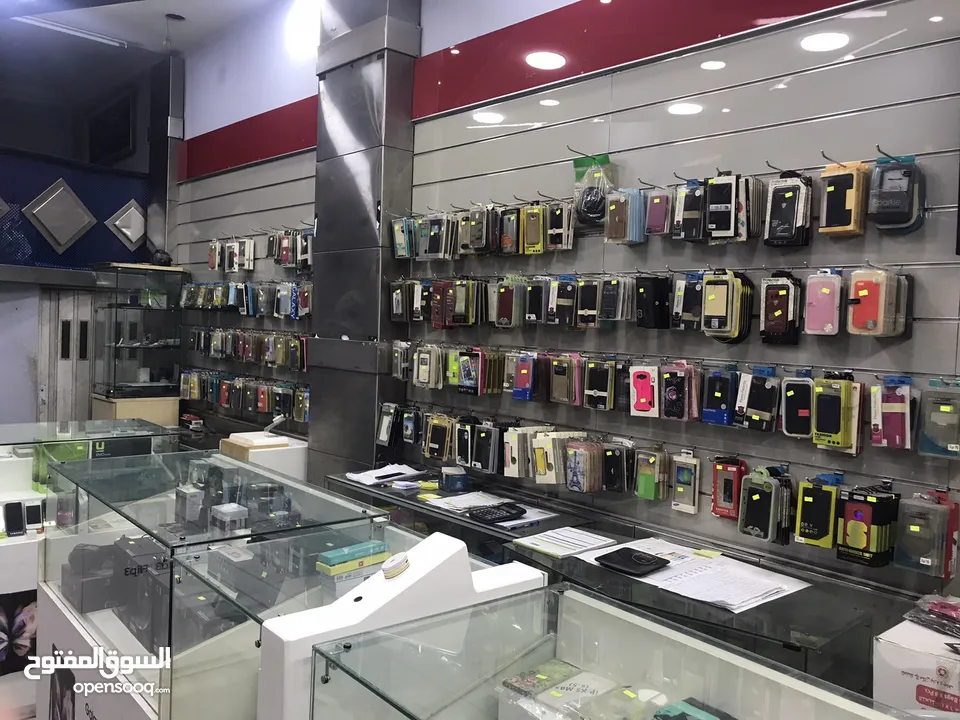 محل تجاري للبيع مجهز كامل موقع مميز ملاصق لمعرض شركة زين - شارع باب الواد - الوسط التجاري/ الزرقاء