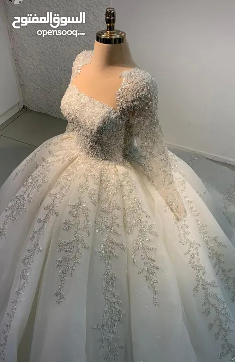 شروة مجموعة من بدل الابيض و الملون و فساتين السهرة