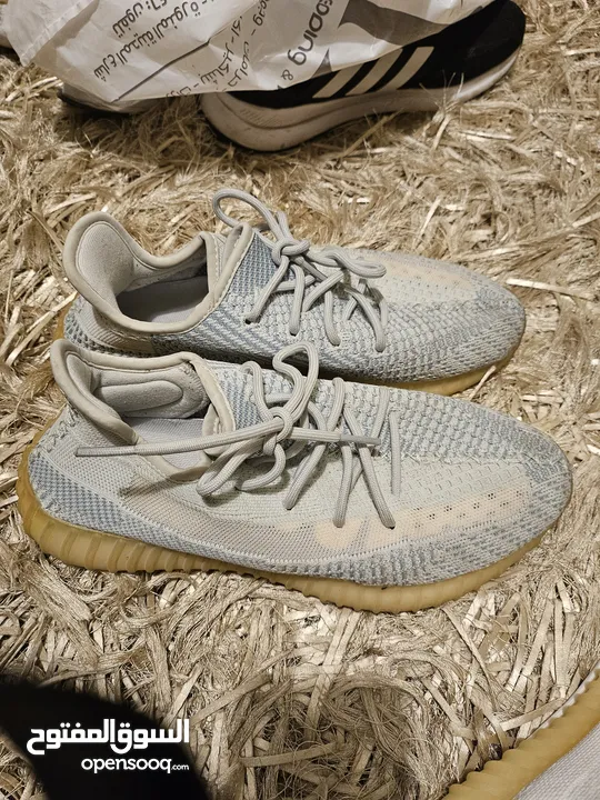 shoes Adidas Yeezy original 43وثلث الابيض اصلي والرمادي قياس 44 كوبي  بحاله ممتازه كانه جديد .