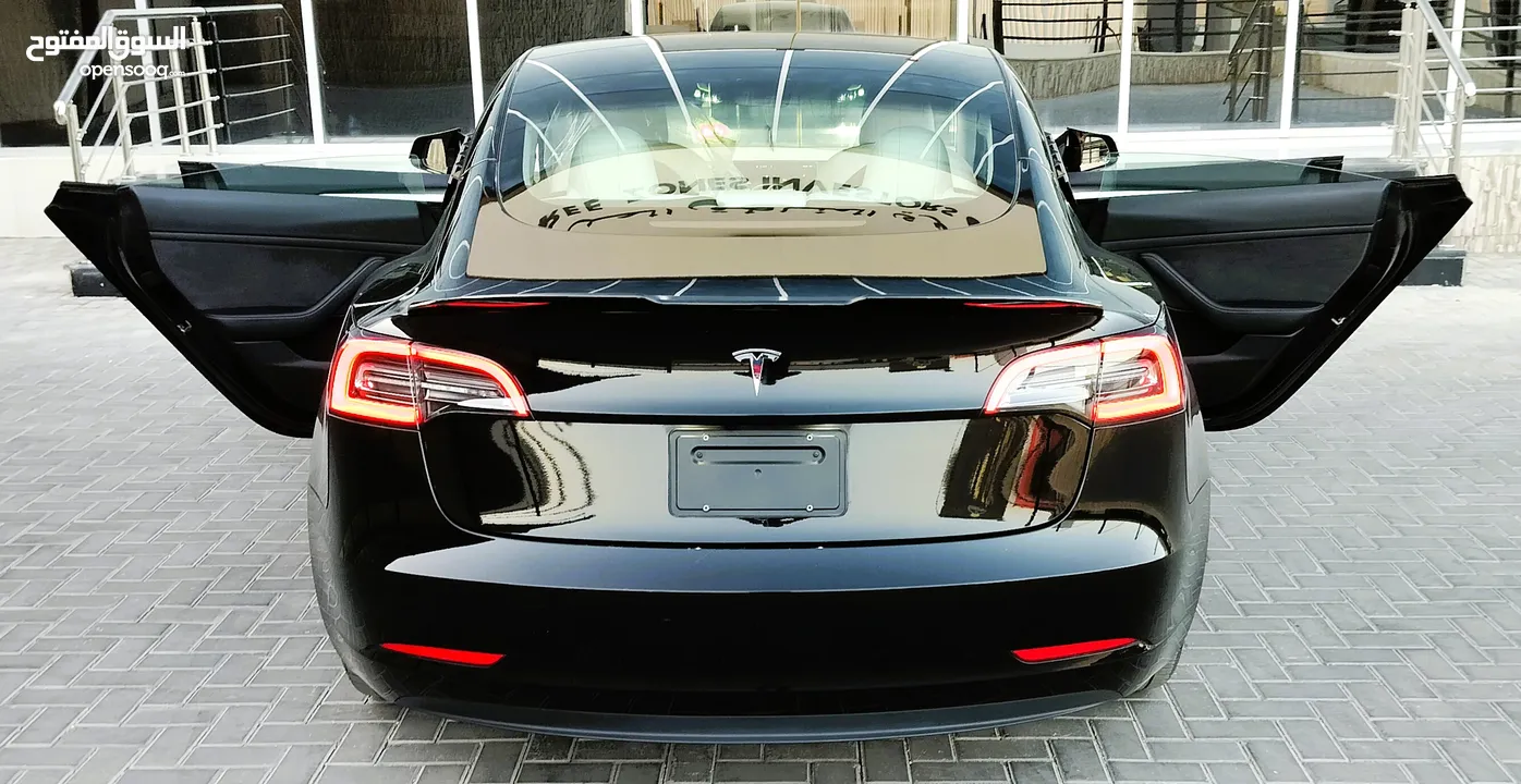 تيسلا 2023 model 3 فحص كامل اوتوسكور لون اسود ملوكي داخلي ابيض بحالة الوكالة للبيع بسعر لقطة ومحرووق