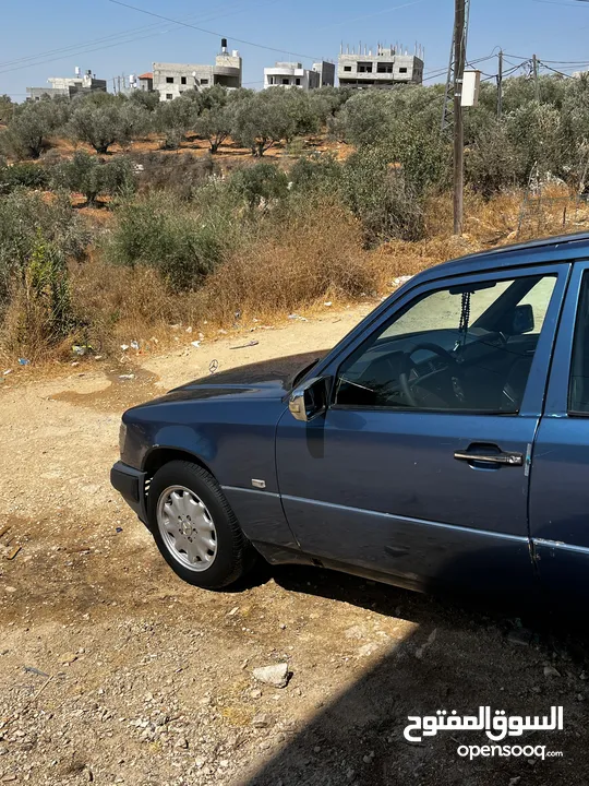 مرسيدس بطة E250 لون ازرق ماطور 20 صباب 2500 cc