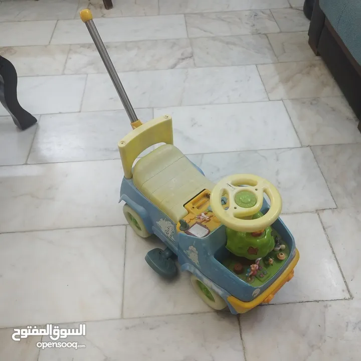 سيارة أطفال
