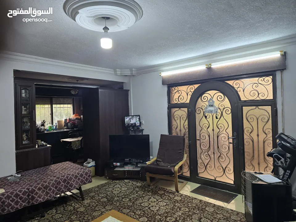 شقه مدخل مستقل مرتفعه 7 درجات عن الشارع مساحة الشقه 178 م2 عمر البناء 8 سنوات شماليه غربيه جنوبيه بس