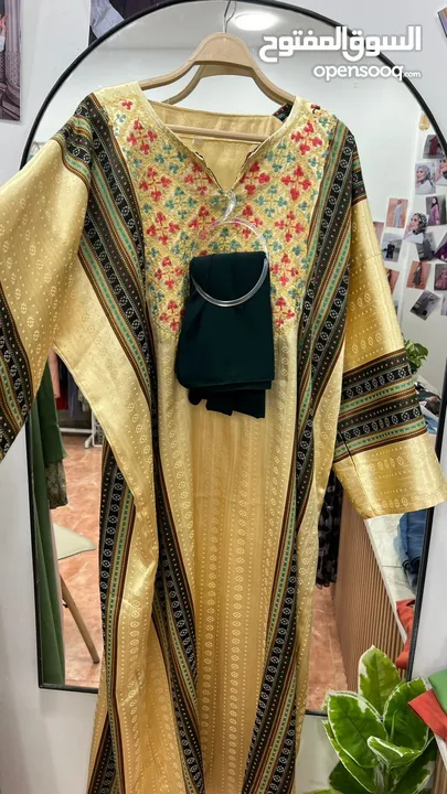 فساتين وعبايات