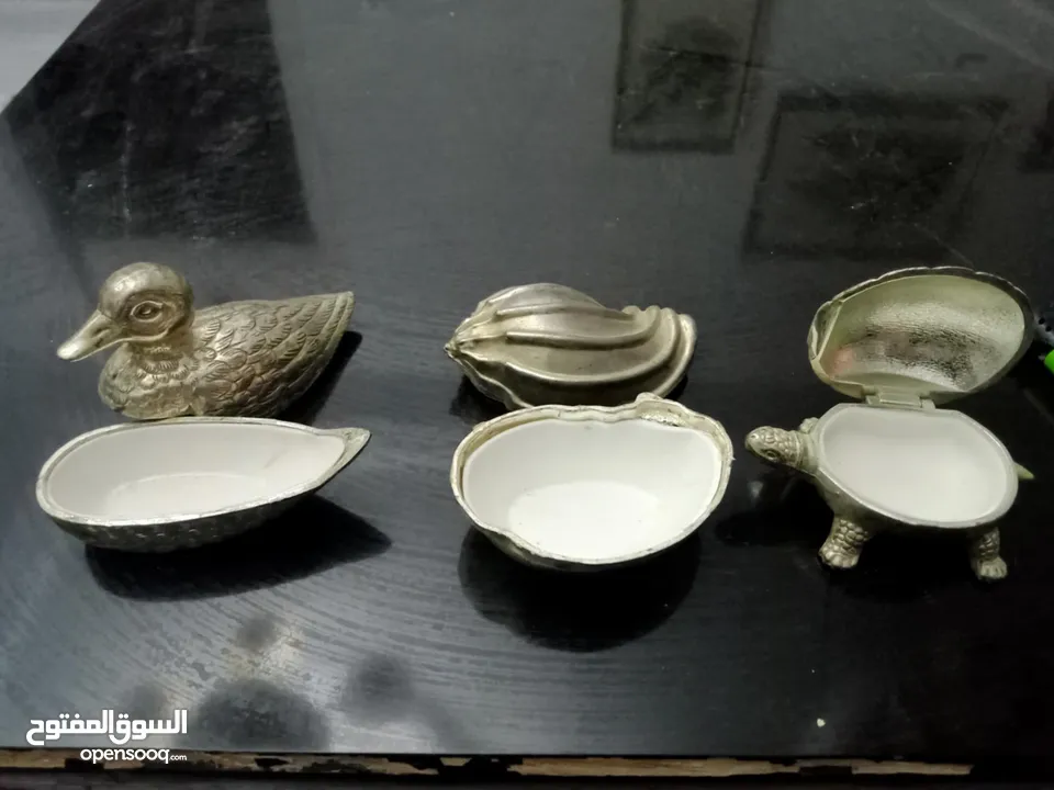 علب حبوب فضية انتيك موديل ال1960 على شكل صدفة وبطة وسلحفاة