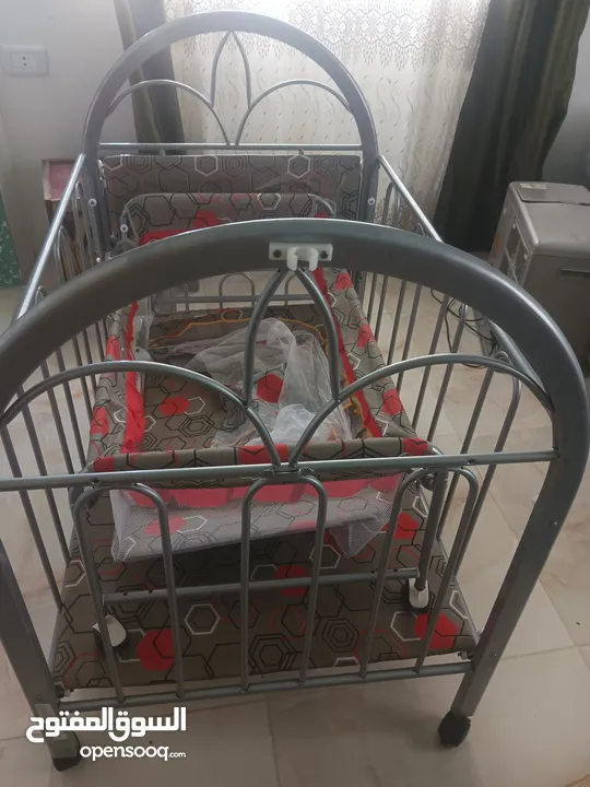 تخت عدد 2تخت صغير وتتخت كبير  وناموسيه بصلاه ع النبي بجنن مشاء الله