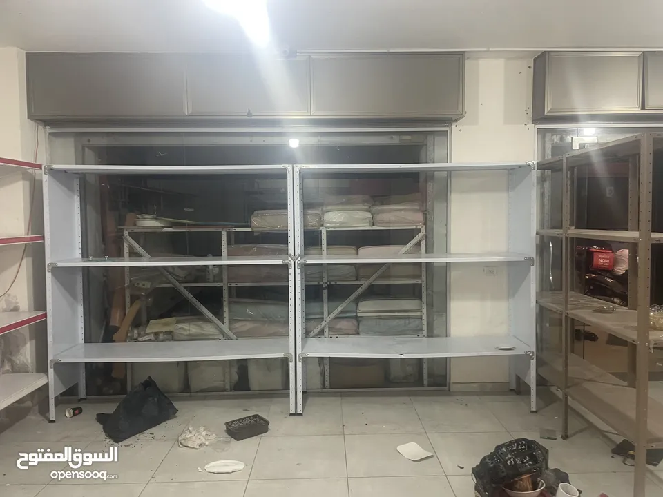 يوجد رفوف مستعملة لمحل تجاري للبيع