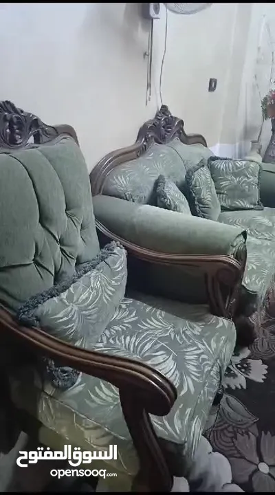 طقم كنب 8 مقاعد  للبيع موجود برصيفه قشاك اسود اصلي مافيه كحوت او ضربات بصلاه ع نبي