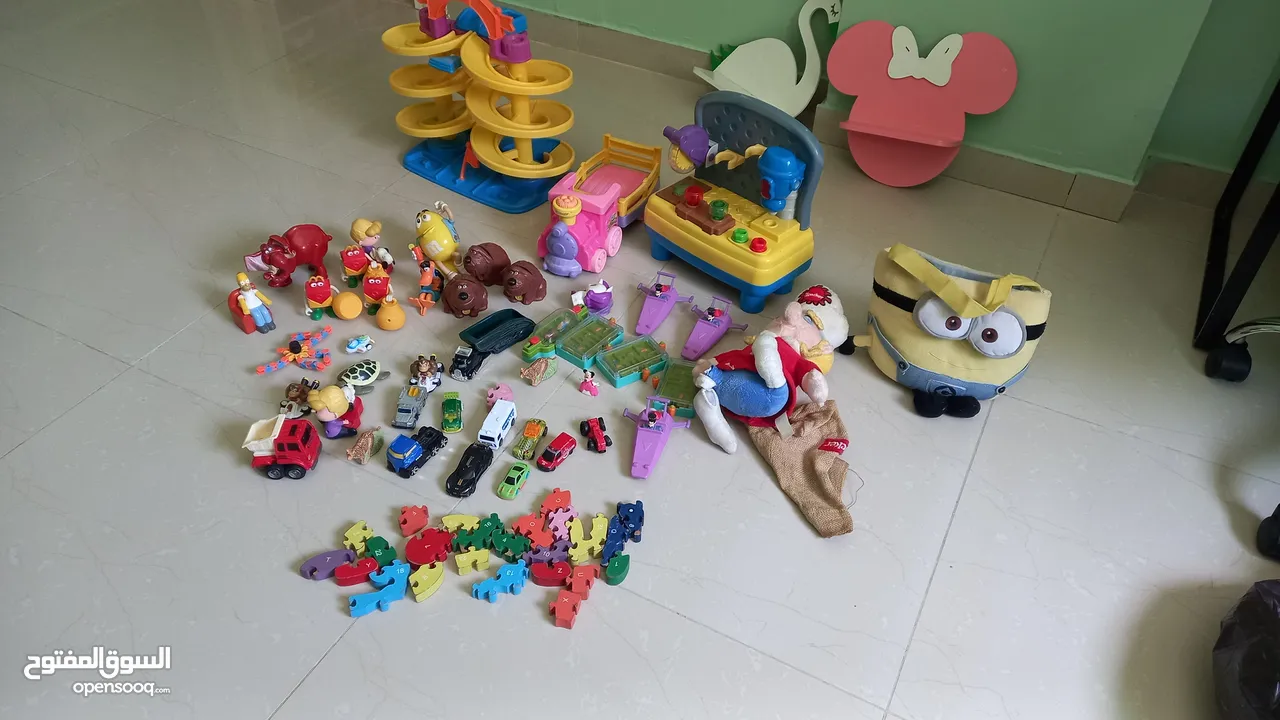 العاب اطفال وستارة ورفوف