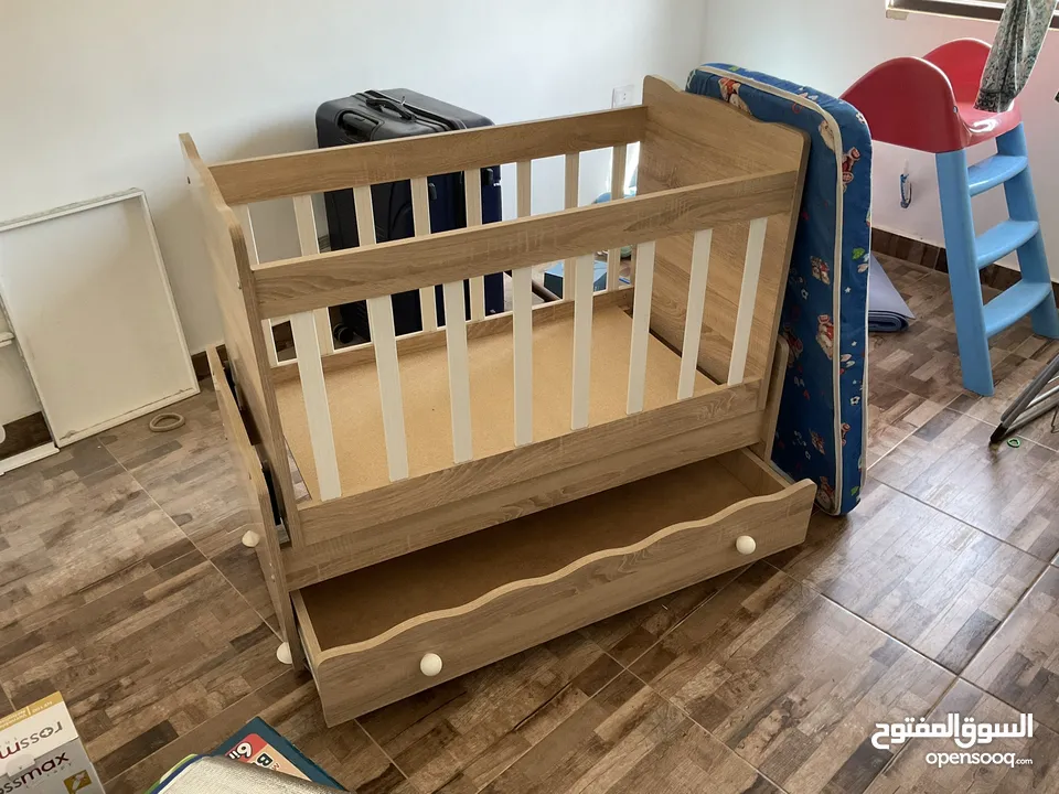 تخت أطفال هزّاز استعمال شهر