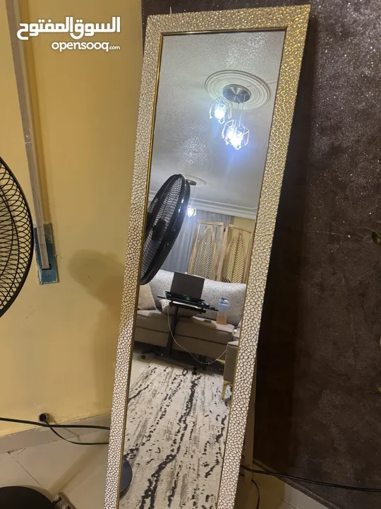 مرايه ستاند لغرفة الجلوس او الصالون او غرفة النوم ذهبي وأبيض جميله جدا خشب