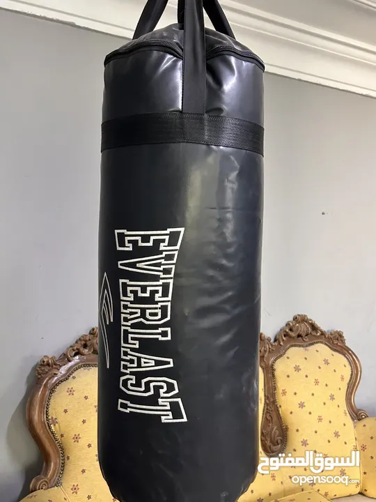 Punching bag everlast وزن ثلالثين كيلو