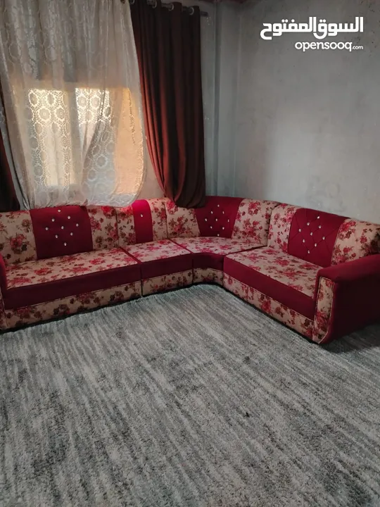 طقم كنب كورنر لون احمر ساده ومعرق بيج