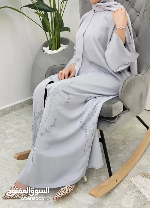فساتين وعبايات