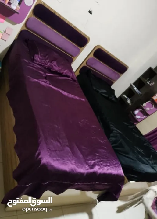 ثلاثة تخوت صبايا مستعمل بحالة الجيد للبيع مع برداي ومرآة وفي كورنر وموكيته هدية بحال تم شراء الكل