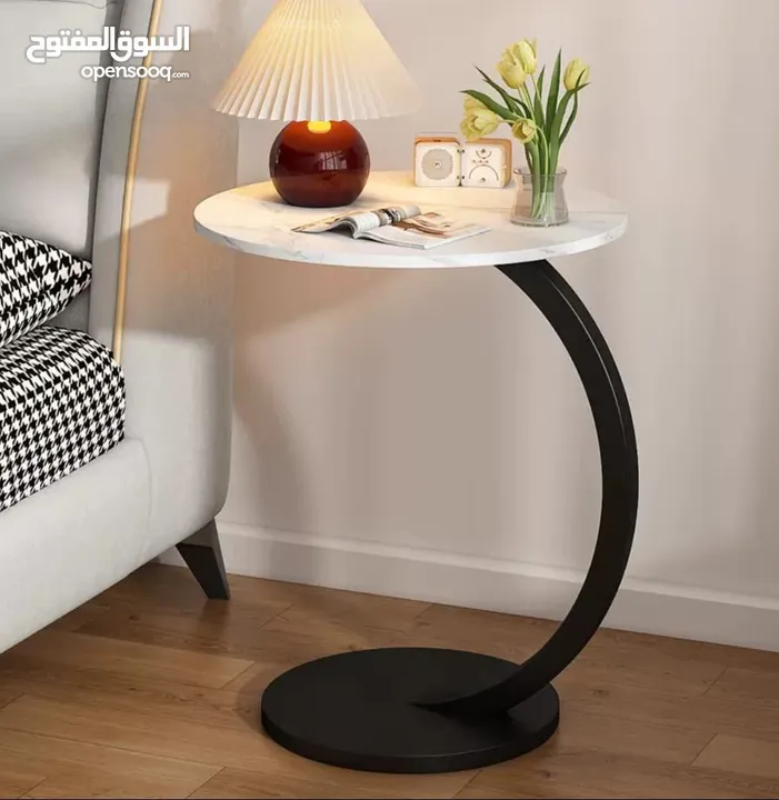 طاولة جانبية مستديرة على شكل حرف C، الحل المثالي لكل مكان! مصنوعة من لوح ليفي وحديد متوسط الكثافة.