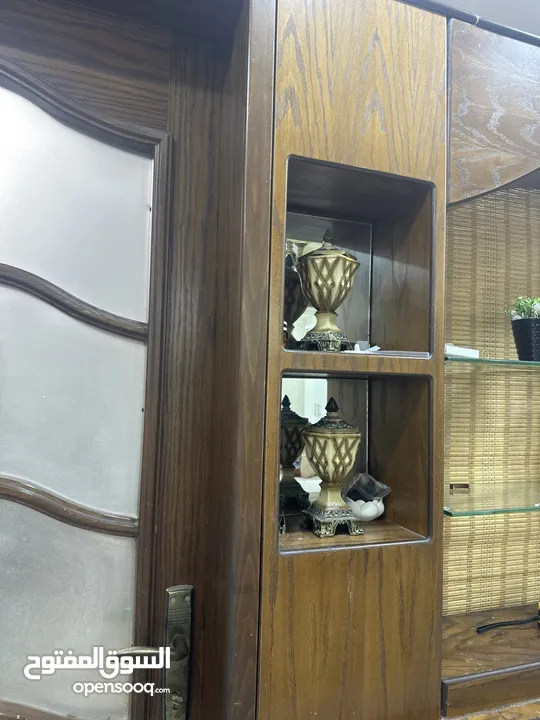 قاطع خشبي كبير مع باب (خشب سويد) والقاطع لاتيه للبيع القاطع او الباب لحال السعر قابل للتفاوض