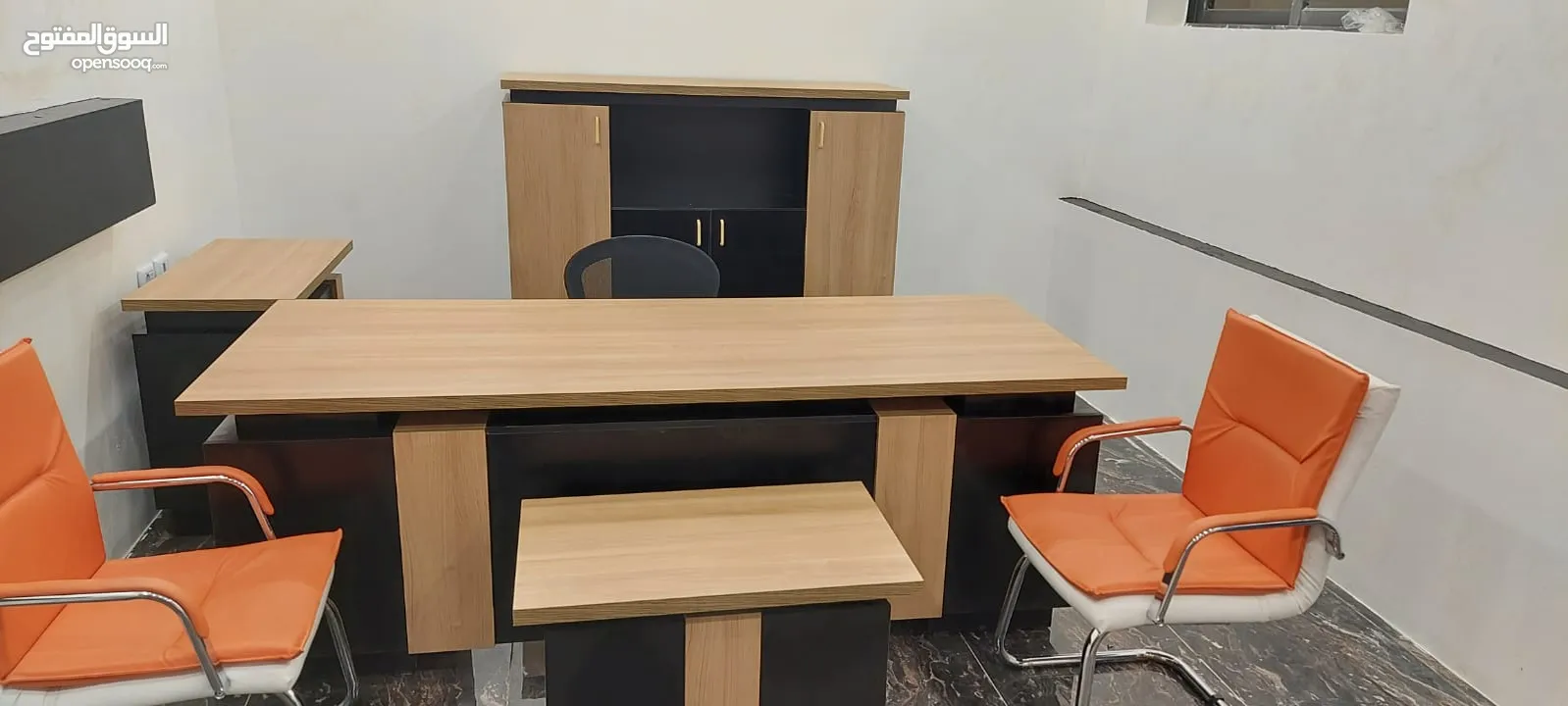 طقم مكتب مدير قياس2م مع خزانة خلفية وجانبية وطاولة قهوة